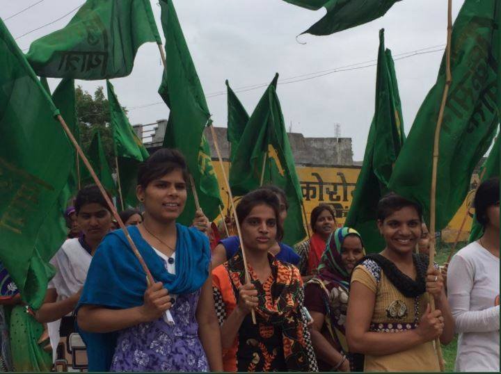 aviksahaindia's tweet photo. Teenagers from village Budha at #KisanMuktiYatra .. hundreds of women joined #OneNationOneMovement https://t.co/cLfT08UmTg