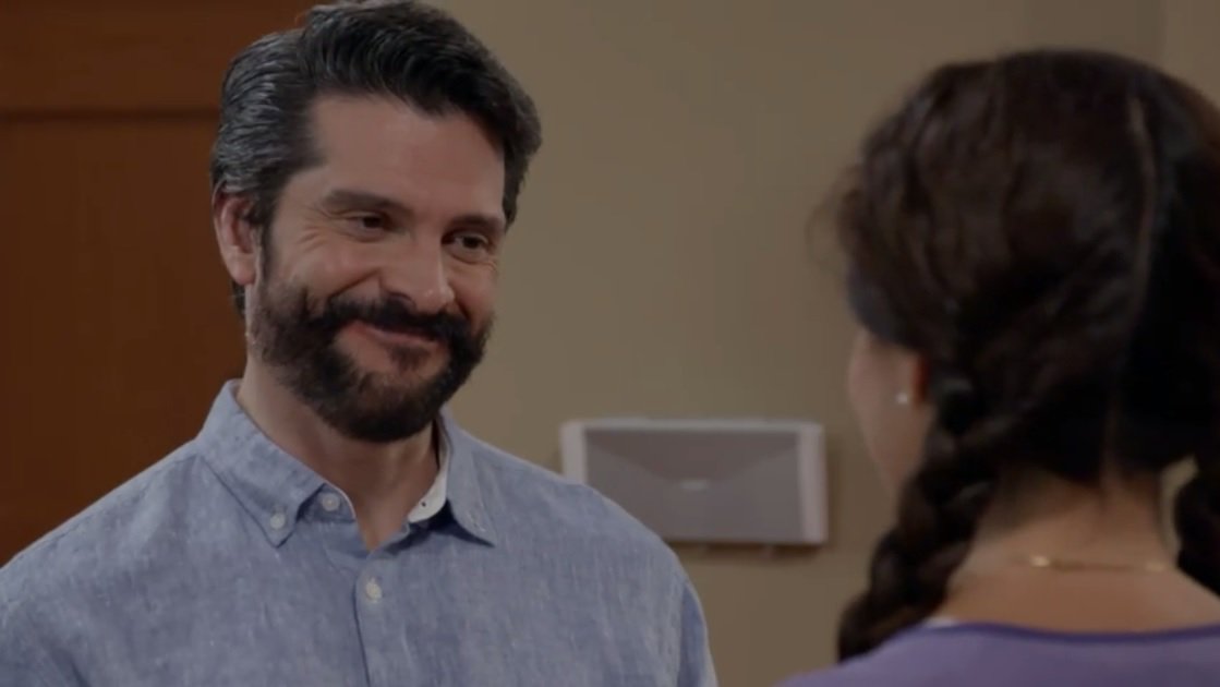 MarceCordobaFc's tweet photo. Hortensia va a buscar a Julio para que se vaya momentaneamente a vivir con ella. #EnamorandomeDeRamon #Capitulo108 https://t.co/Fu5637VKgf