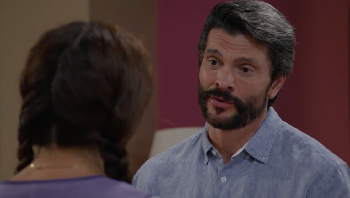 MarceCordobaFc's tweet photo. Hortensia va a buscar a Julio para que se vaya momentaneamente a vivir con ella. #EnamorandomeDeRamon #Capitulo108 https://t.co/Fu5637VKgf