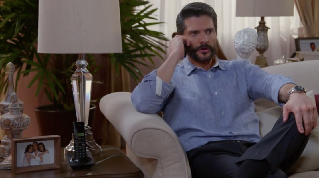 MarceCordobaFc's tweet photo. Julio le cuenta a Hortensia la situación de Osvaldo. #EnamorandomeDeRamon #Capitulo108 https://t.co/V58MVgLfBB