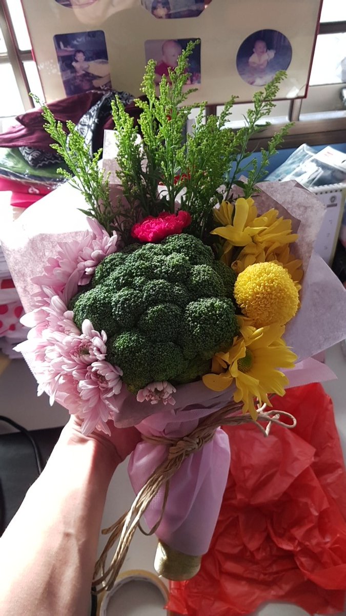 boshengg's tweet photo. When you got no money for a bouquet.. 
Brocolli $1
Assorted flowers $6
Wrapping paper $1 https://t.co/cqFqYfjNOh