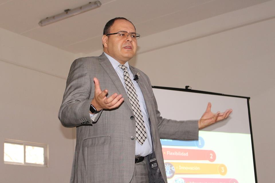 CIBETICUTC's tweet photo. Dr. Angel Mauricio Mokarzel Alba, presentando la conferencia Magistral: UVEG: Transformando sueños a través de las tecnologías.
#CIBETIC2017 https://t.co/WjiJL7qw3C
