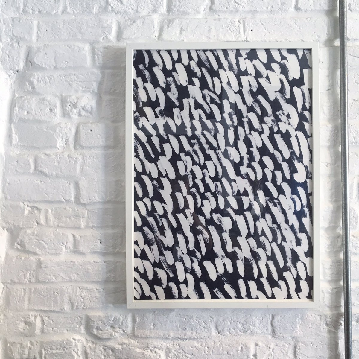 When wrapping paper turns into a piece of statement art <a href="/HanRichards/">Hannah Richards</a> . A frugal masterpiece! 👌🏼🔵⚪️🎨