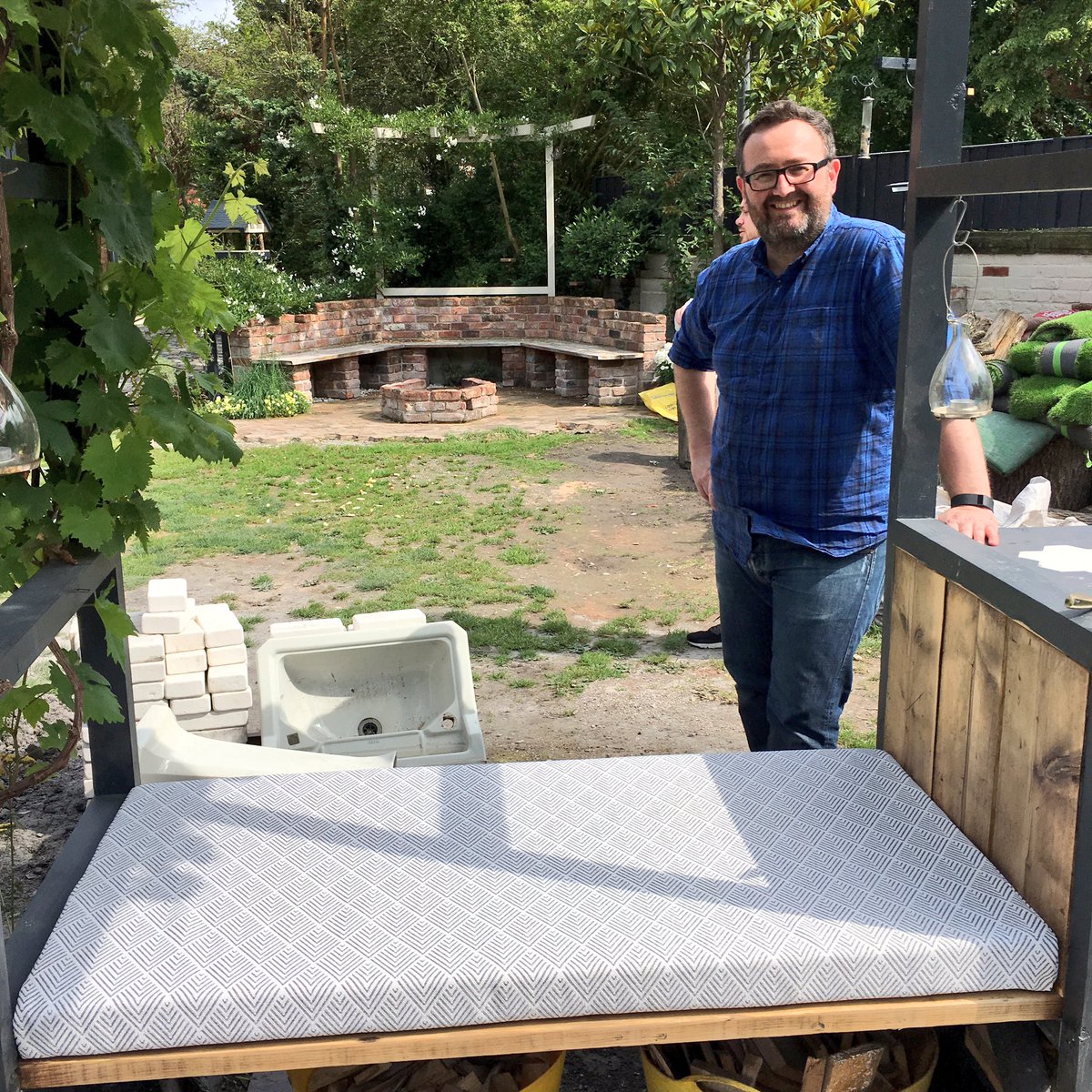 SianReform's tweet photo. Thank you Lee @loosebuttonup for sorting my seat cushion 👏��👏🏻👏🏻 The outdoor @DesignersGuild fabric looks lush in the Moregeous garden ❤️ https://t.co/vTn02N4luG
