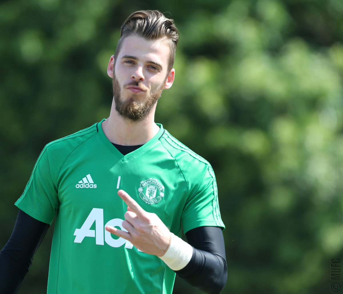 ManUtd_SM's tweet photo. O nosso goleirão De Gea posando para foto, ao fim dos trabalhos desta manhã. 🤘 #MUFC #PréTemporada https://t.co/SEXvzJwJhy