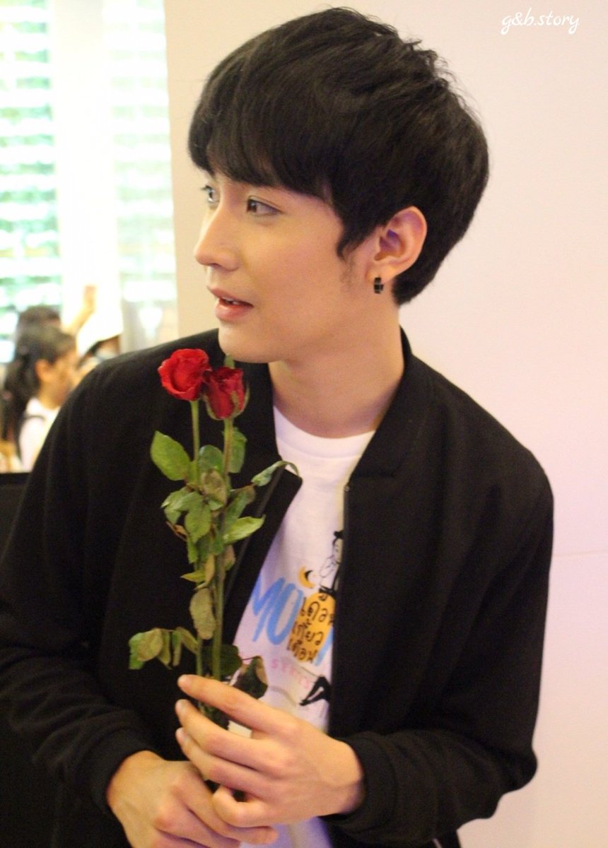 MSDJWCPl's tweet photo. ละมุนละไมกัับใจดีจัง @KiimMon ผช.กับดอกกุหลาบแดง
#ขุณขิมมอญ #2Moonstheseries #เดือนเกี้ยวเดือนเดอะซีรีส์ https://t.co/YC6ZPm8MZd