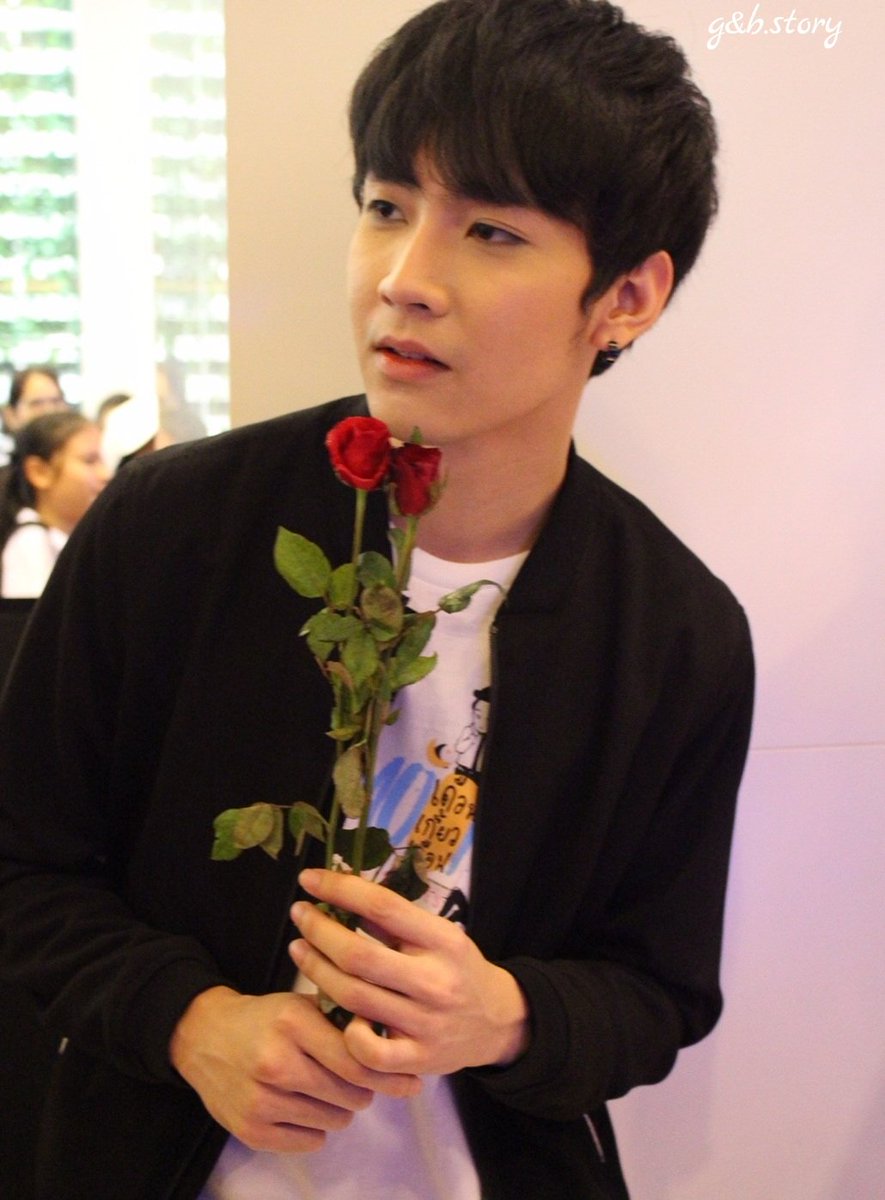 MSDJWCPl's tweet photo. ละมุนละไมกัับใจดีจัง @KiimMon ผช.กับดอกกุหลาบแดง
#ขุณขิมมอญ #2Moonstheseries #เดือนเกี้ยวเดือนเดอะซีรีส์ https://t.co/YC6ZPm8MZd
