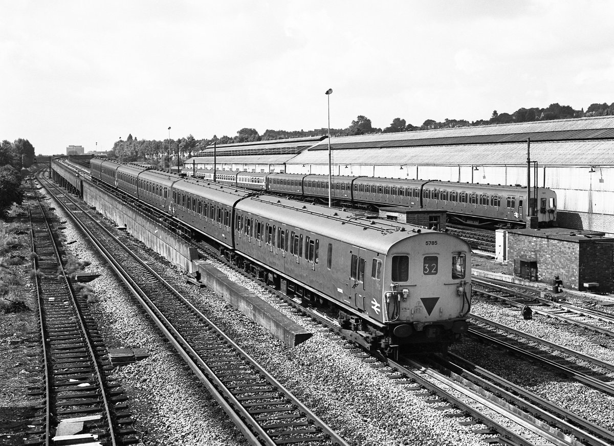 TeamTyneside's tweet photo. Ex-Tyneside EPB, 5785, passes East Wimbledon on the Flyover. Courtesy Colin Marsden. #savethetrains https://t.co/AVpZ9B63WS #FlashbackFriday https://t.co/B4yvZpN8uw