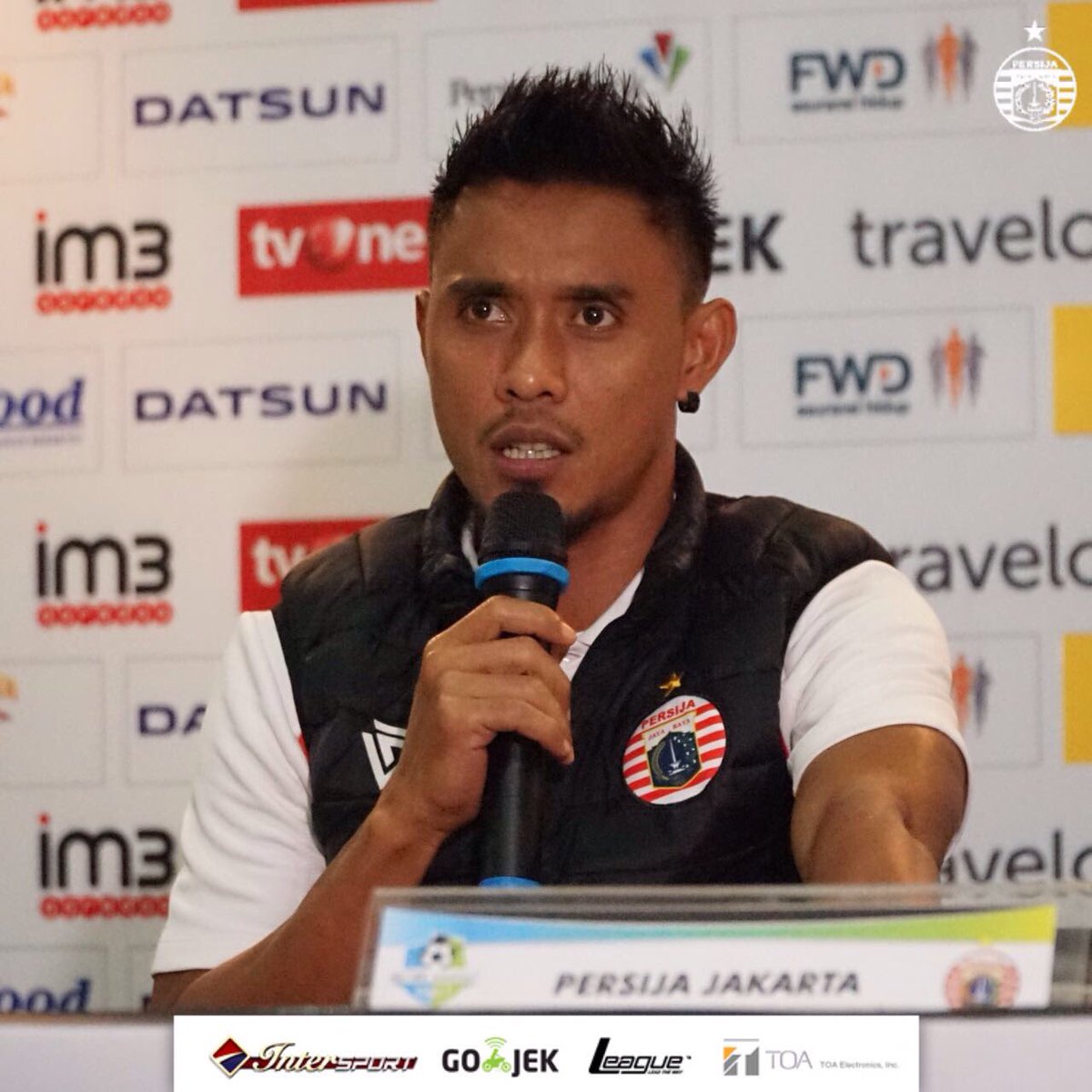 Persija_Jkt's tweet photo. "Saya kesini untuk memperbaiki posisi tim, kesempatan itu ada ketika melawan Persib besok." - Maman

#PersijaJakarta #GoJekTravelokaLiga1 https://t.co/ruv7AMmf1l