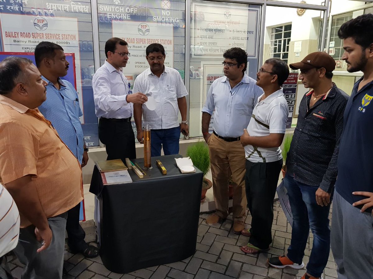 HPCL_NCZ's tweet photo. एच॰पी॰ है जहाँ, भरोसा है वहाँ - CRM - Patna alongwith  Legal Meterology offcial creating awareness among customer @Bailey Road SS , Patna https://t.co/I41OqomXEW