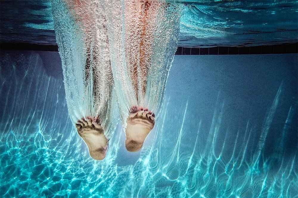 thisiscolossal's tweet photo. Perfectly Timed Pool Plunge Captured by Natalie Greenroyd https://t.co/cOYdA25l6P https://t.co/mdLTT6era7
