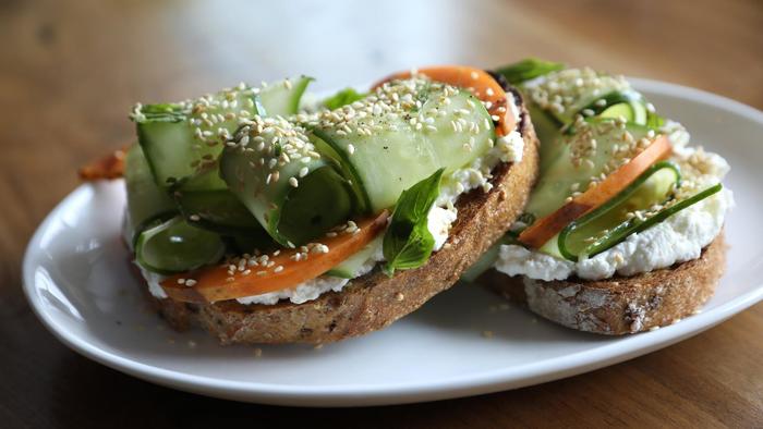 ChiTribFood's tweet photo. Phil Vettel reviews @splitrailchi where chef Zoe Schor reimagines  loaded baked potatoes and Jell-O salad. 

https://t.co/QH1iffHfea https://t.co/Y2xEVryaBw