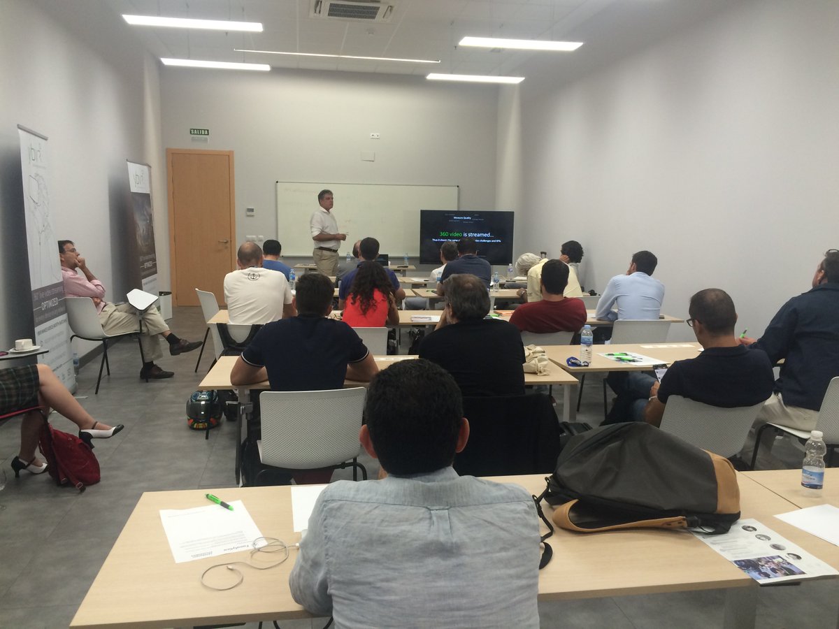 MedinaMediaTV's tweet photo. Cerramos el curso sobre realidad virtual con la intervención de Constantino Villar @YerbaBuenaVR grandes profesionales en el #ORV17 https://t.co/xLKAIuAsSy