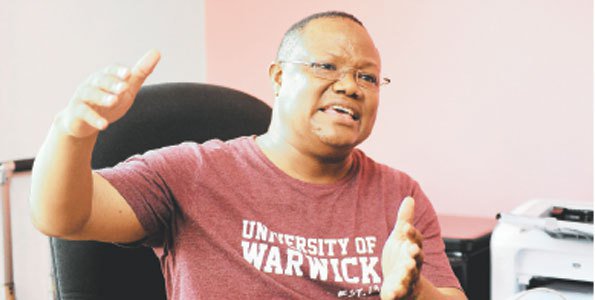 UmbeaMtupu's tweet photo. Polisi waenda kumpekua  Lissu nyumbani kwake https://t.co/aYiu4QZLtQ https://t.co/kpfGpIOD6u