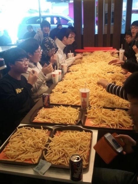 今天是 National Junk Food Day，国家垃圾食品日，庆祝节日的方法是肆无忌惮地狂吃你喜欢的垃圾食品 #人性的光芒 https://t.co/q5eCPTpqEG 1