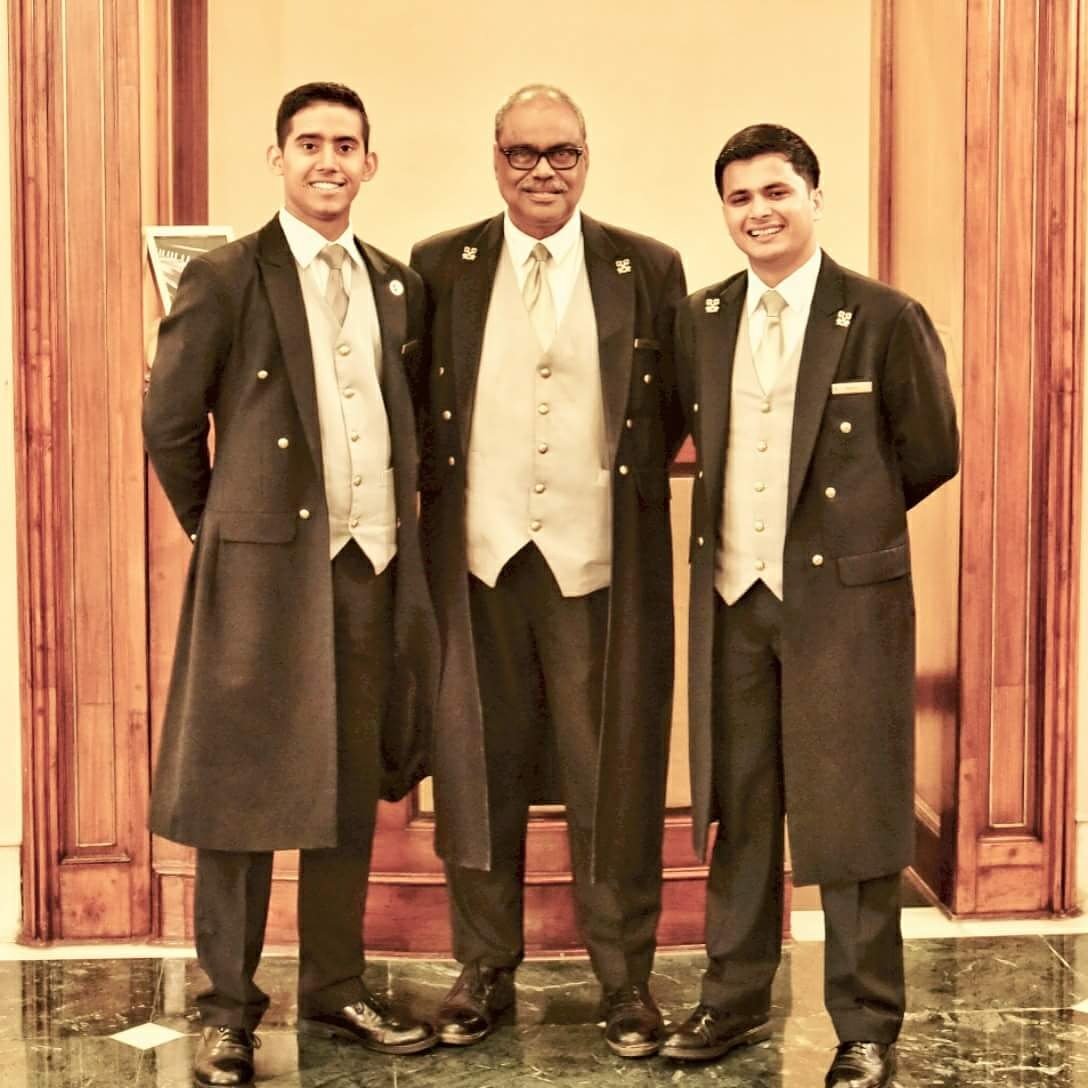 NabeelRehan91's tweet photo. #theteam #conciergelife #goldenkeys #yourkeytoeverything #lesclefsdor  @TheOberoiGrand  @OberoiHotels @LesClefsdOrIntl @ConciergeIndia1 https://t.co/BKTOM8t1Xu
