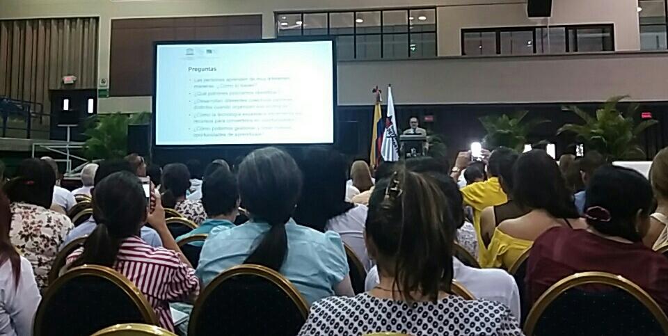 "TIC potencian ecologías de aprendizaje: lo que se gestiona como oportunidad para aprender" <a href="/albert_sangra/">Albert Sangrà</a> - #EncuentroMaestros <a href="/UninorteCO/">Universidad del Norte</a>