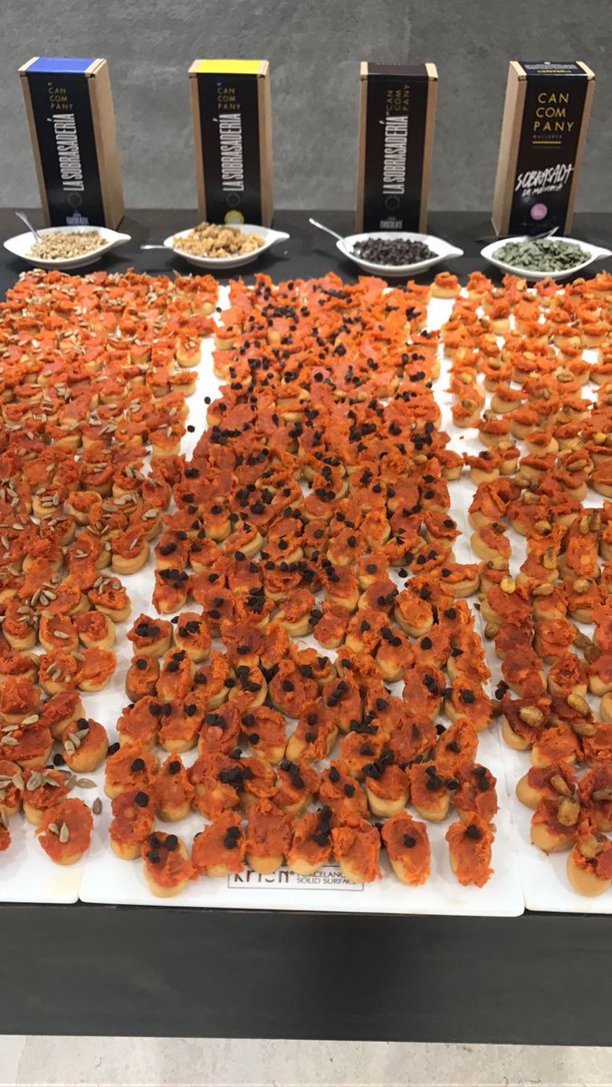 Can_Company's tweet photo. En la inauguración de la nueva tienda de @Porcelanosa_es en Palma, los invitados pudieron degustar nuestras tapas #CanCompany https://t.co/chwcRATLSW