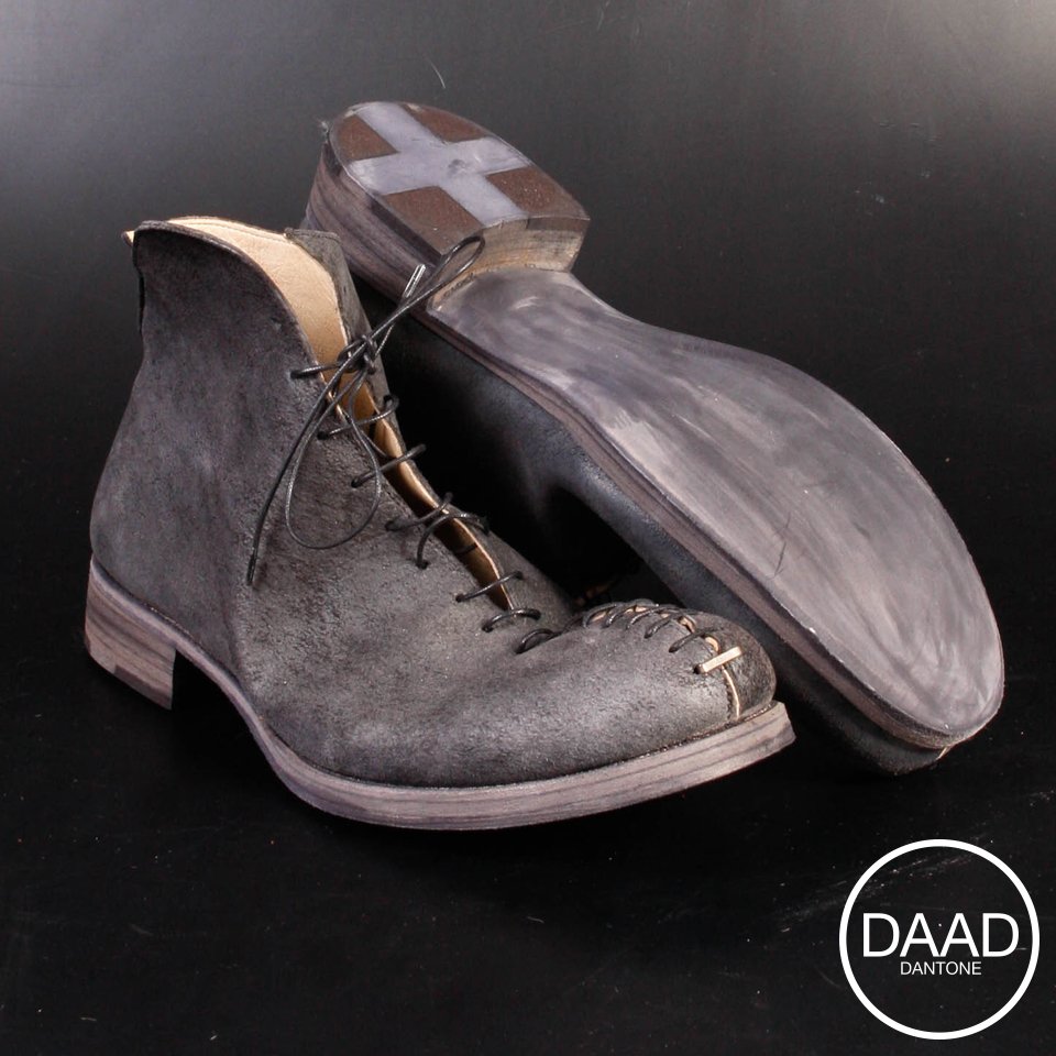 Get ready for the next season: bit.ly/2u5s1MZ
Shop these m.a+ lace stitched short boots!
#maurizioamadwi #fw1718 #shoes