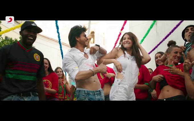 Thomas_SheIby's tweet photo. Simply awesome
#RadhaRemix @iamsrk @AnushkaSharma
#JabHarryMetSejal #SRKTheGuide #SRKKaHungama https://t.co/5uy7k4zspT