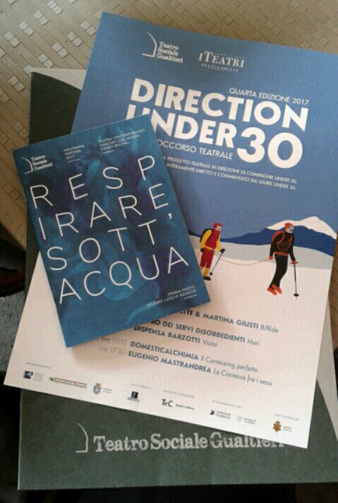 DominioPubblico's tweet photo. Il #TeatroSocialeGualtieri ora è più #blu! #DirectionUnder30 è appena iniziato! Siamo qui come #GiuriaPopolare e #GiuriaCritica #DPU25 #DU30 https://t.co/QkAl4IvYNp