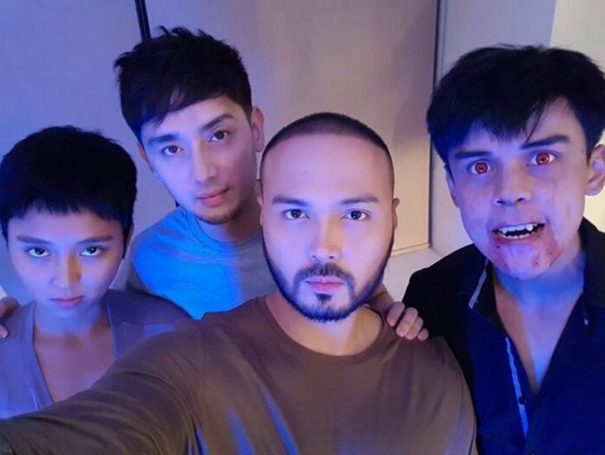 LLS_2k7's tweet photo. Selfie muna bago acting 😂😂😍😍 ang cute nila  #LaLunaSangreBagongKagat https://t.co/T7yMbcLXul