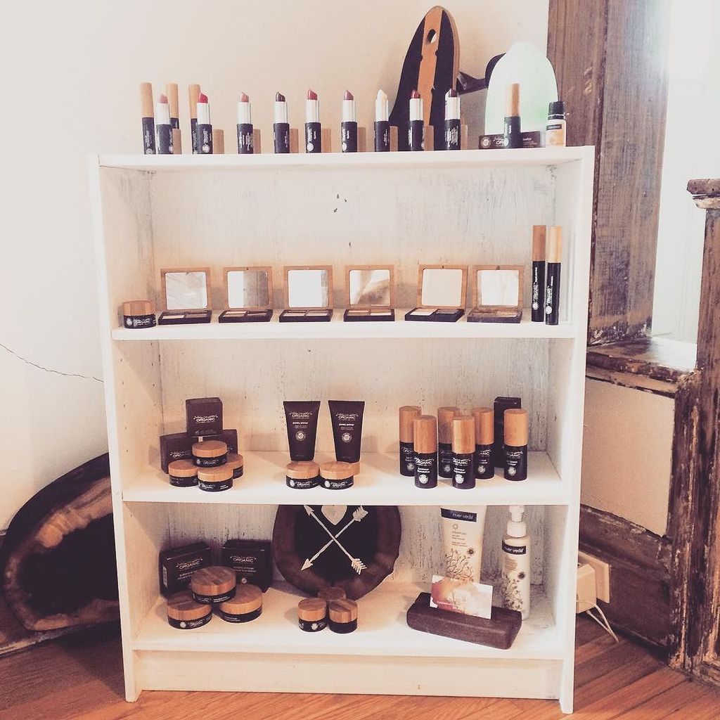 WOflowerchild's tweet photo. Good morning, #hamont ! Got a hot date? I'm booking free one-on-one consults all next week! Full-face makeup + hai… https://t.co/IRT9LJ1aCq https://t.co/90qkiSsb0n