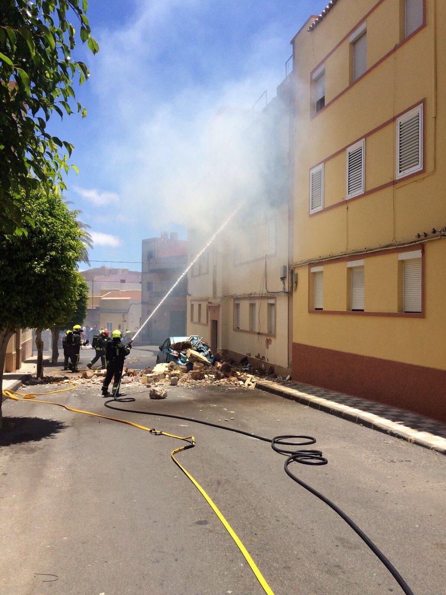 BomberosGC's tweet photo. CCOO denuncia que los bomberos accidentados no reciben el seguro. #GranCanaria | TELDEACTUALIDAD. @oscarhdezsuarez 
https://t.co/xIS0lGv0Tj https://t.co/gEsGm7iHFZ