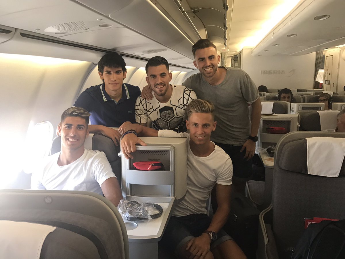 adri_delrio's tweet photo. Hoy en el avión me he encontrado con Asensio, Marcos Llorente, Vallejo y Ceballos. 
Da gusto que se acerquen a los fans asi. Muy majetes. https://t.co/APkfCbzNRj