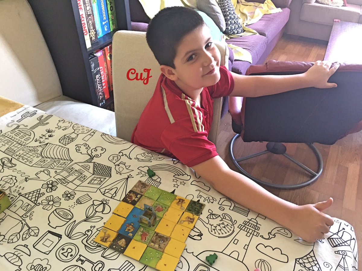 Cuentameunjuego's tweet photo. Cuando Iván nos gana a mamá y a papá por goleada a Kingdomino de @Morapiaf 😅... https://t.co/3YuxwKGiNF