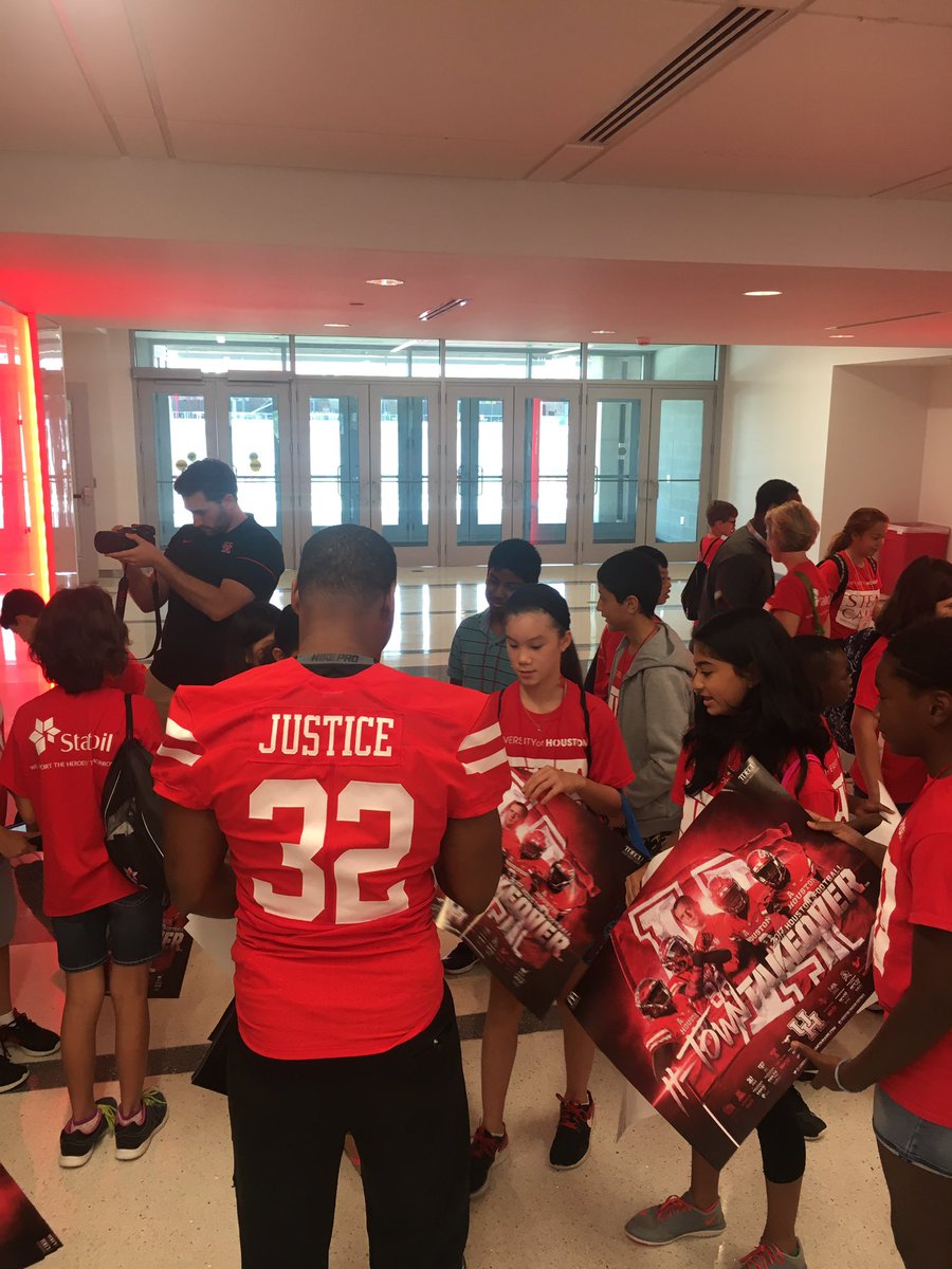 ThisNelly's tweet photo. You see them on Saturdays, but I wish you could see how they live their life Monday - Friday. #Houston #StudentAthlete https://t.co/Rvqhgw6QNy
