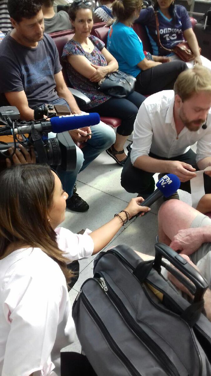 _lacondamine's tweet photo. Les lecteurs devant les caméras de @BFMTV pour l'opération "Partez avant le départ" avec @short_edition et @ConnectGares ! 🚄 https://t.co/QV1lpw6kro