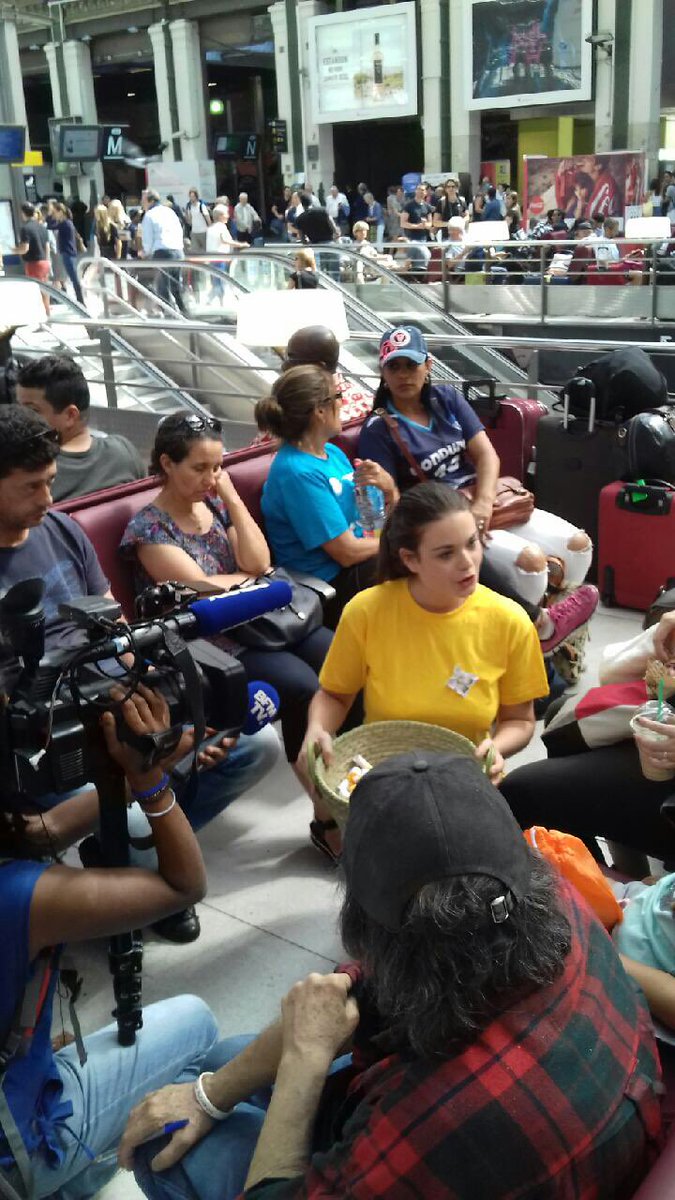 _lacondamine's tweet photo. Les lecteurs devant les caméras de @BFMTV pour l'opération "Partez avant le départ" avec @short_edition et @ConnectGares ! 🚄 https://t.co/QV1lpw6kro