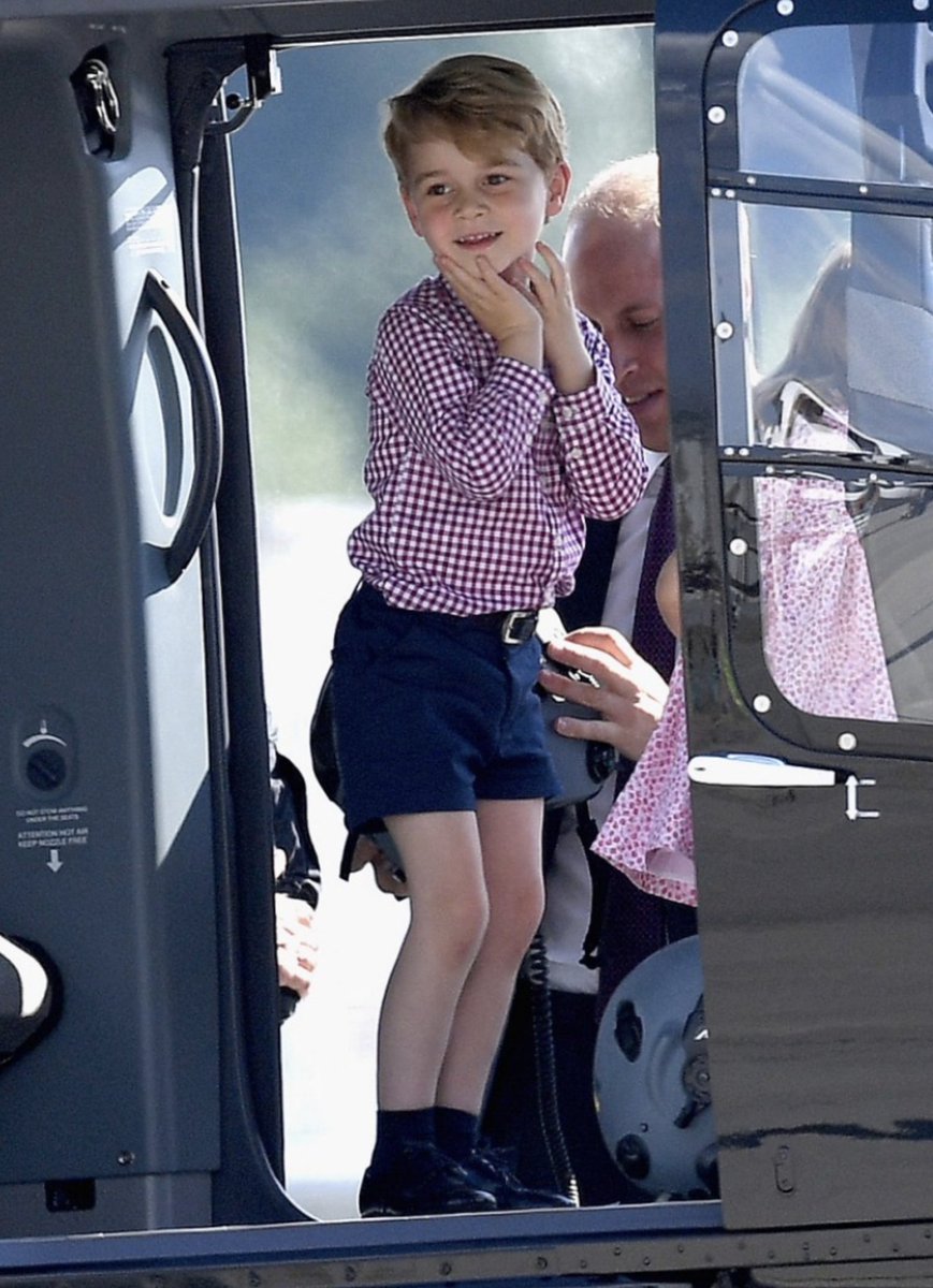 RoyalSourceFR's tweet photo. George retrouve son adorable petit sourire dès qu'il est à bord d'un hélicoptère 💕 https://t.co/r25G3jUKa3