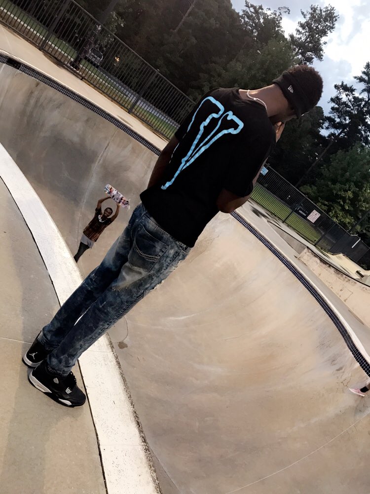 _ONIFC's tweet photo. Tugging in ma Vlone https://t.co/2yc1QXUQZg