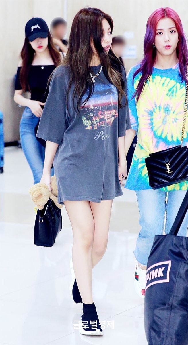 JisooFC's tweet photo. [📷] Press photos of Jisoo and Jennie at the Gimpo Airport

#BLACKPINK #블랙핑크 #JISOO #JENNIE https://t.co/Q2bkpUguKD