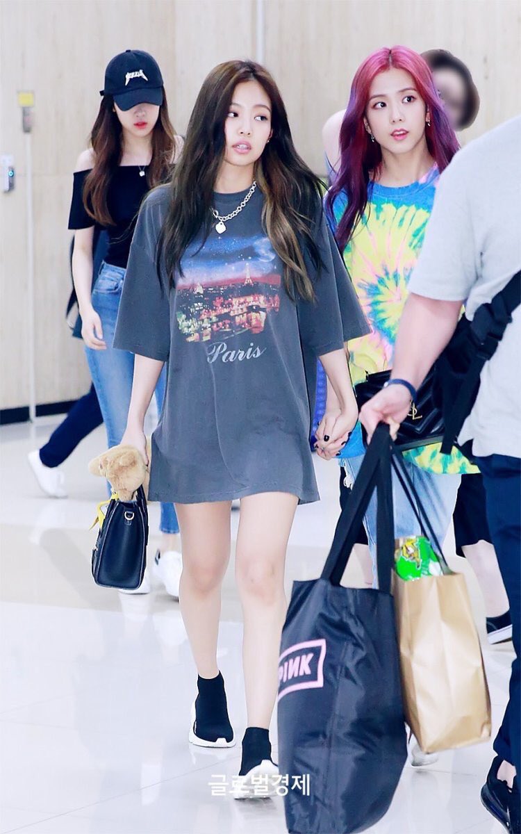 JisooFC's tweet photo. [📷] Press photos of Jisoo and Jennie at the Gimpo Airport

#BLACKPINK #블랙핑크 #JISOO #JENNIE https://t.co/Q2bkpUguKD