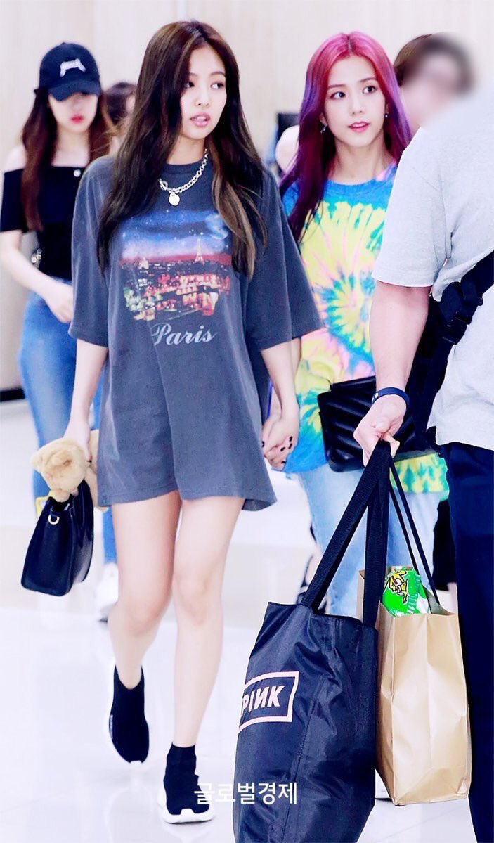 JisooFC's tweet photo. [📷] Press photos of Jisoo and Jennie at the Gimpo Airport

#BLACKPINK #블랙핑크 #JISOO #JENNIE https://t.co/Q2bkpUguKD