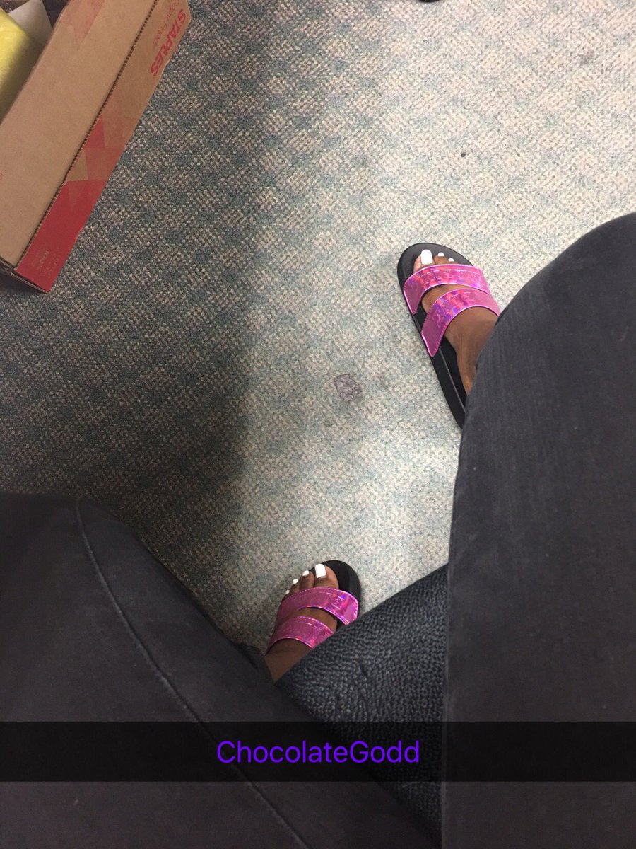 ChocolateGodd19's tweet photo. At work bored.. thought i'd bless you worthless losers with my goods 😌 #FeetsFriday #paypigs #payslave #findomfeet @slavekane https://t.co/r7am1wbBgx