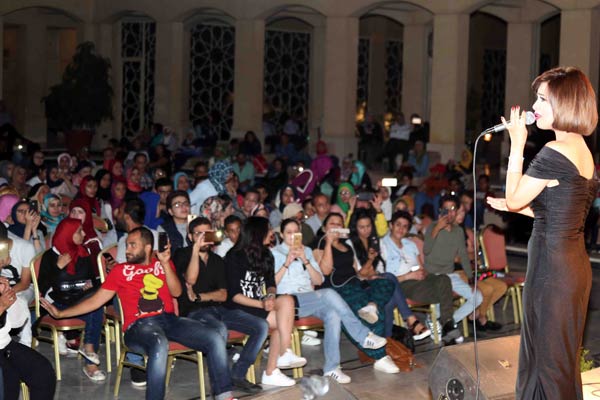 CBCEgypt's tweet photo. لافتة كامل العدد تزين #الاوبرا..و #محمد_عباس و #رنا_سماحة يشاركان فى اولى فعاليات المهرجان الصيفى https://t.co/IZFd3CcwX5