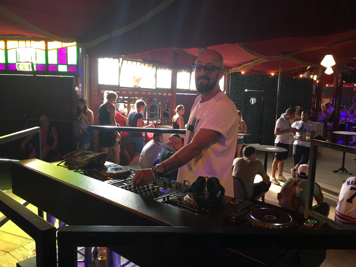 El artista <a href="/delafino/">Delafino</a> poniendo musicon en la Foodmarket de Tomorrowland