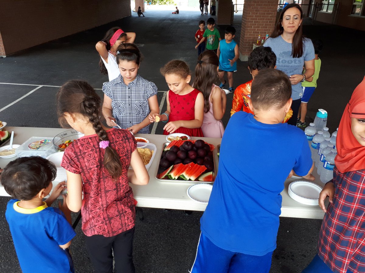 campwonderrocks's tweet photo. Our last day BBQ is a hit! Tons of fun! #2017SLPgecdsb https://t.co/yZ1x5A2wyz
