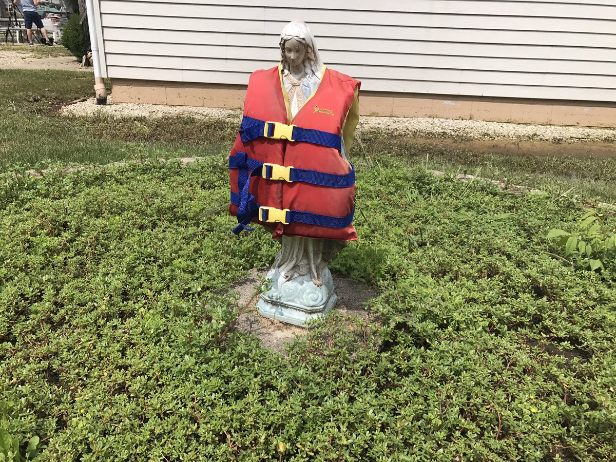 MeghanDwyerWGN's tweet photo. You've got to have a sense of humor in the wake of all this disastrous flooding. Shout out to these homeowners in Antioch @WGNMorningNews https://t.co/r2k4KCsS6Y