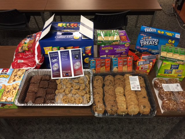 WaukeshaSheriff's tweet photo. Thank you #ShieldedHearts for your special treats & gratitude.
We ❤️them! https://t.co/vEJTbmtQlD