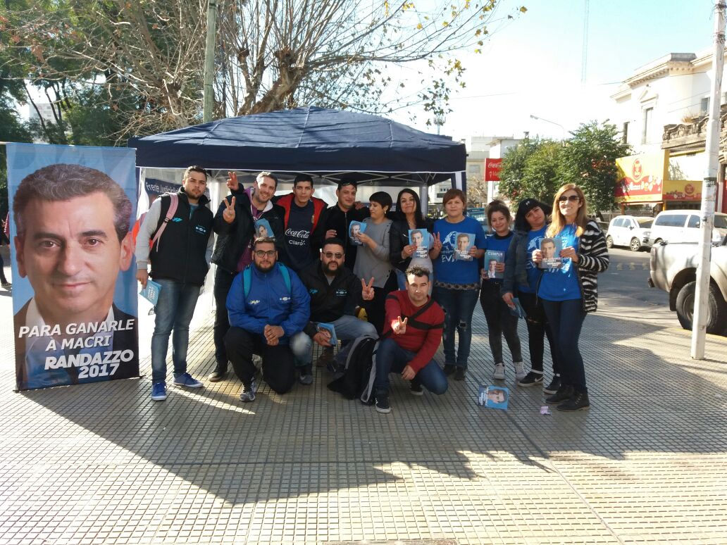 MovPopularEvita's tweet photo. Bancando a #Randazzo2017 
En #LaMatanza con @ehcayuqueo 
#Cumplir con vos https://t.co/H2GIDs5hlF
