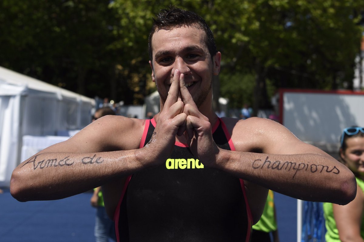 FFNatation's tweet photo. Retour en images sur la victoire d'@axelreymond aujourd'hui sur 25km 👏🏻🏅🇫🇷🎉 #EauLibre #Balaton2017 #TeamFrance https://t.co/2zeI6tglwk