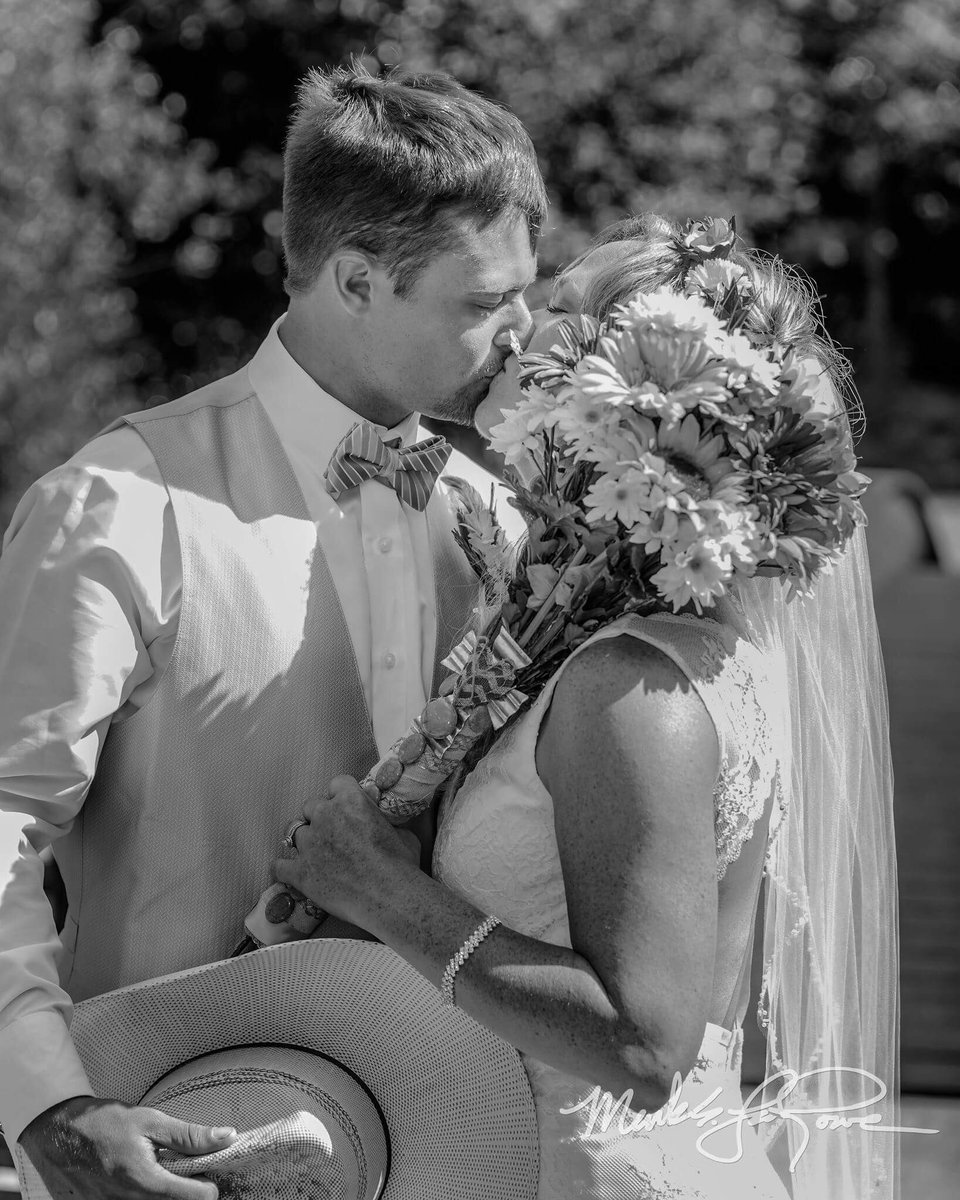 misskiraodette's tweet photo. I didn't plan on falling fast.... I didn't know I could be kissed like that💋 The best day ever! #hismrs @mirandalambert #hechangedeverything https://t.co/IS37F2ZB2h