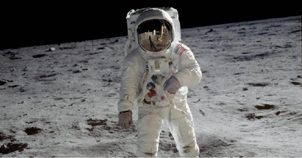 mcintoshs's tweet photo. RT @UTCAeroSystems Happy #NationalMoonDay from our team of dreamers #IdeasBornToFly  https://t.co/Y5JlNCHYP5 https://t.co/AyIFREVvOi