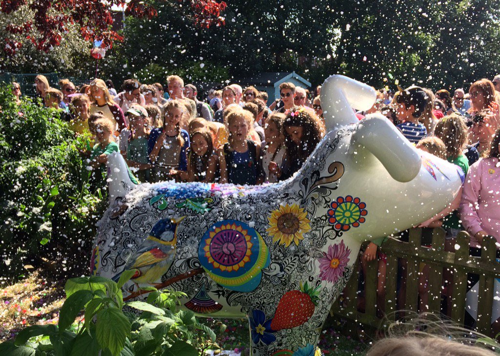 slharvey's tweet photo. Snowdog party @Balfourprimary: Bobby by @KGriffinArtist, crowdfunded in memory of Niamh #proud  @martletshospice https://t.co/tVU4wniH8K