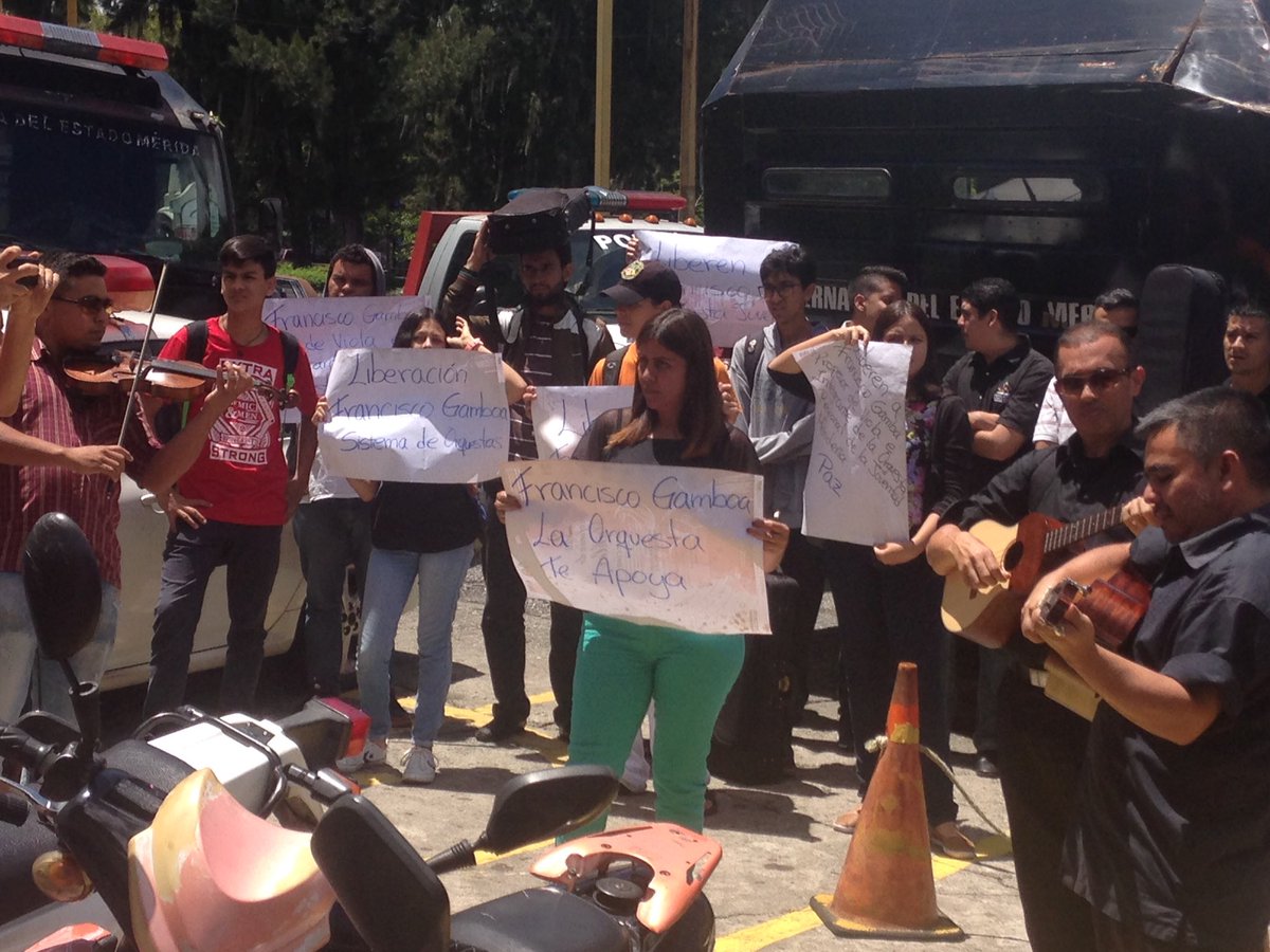 Jacrist's tweet photo. Frente a la injusticia, aquí está la orquesta en apoyo a #FGamboa exigimos plena libertad #LiberenAFrancisco @leoperiodista @leorodriguezd https://t.co/sSwUUbe6Kx